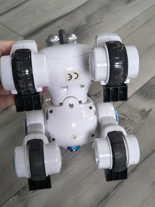 Robopies Cyber Pies jeździ rusza się