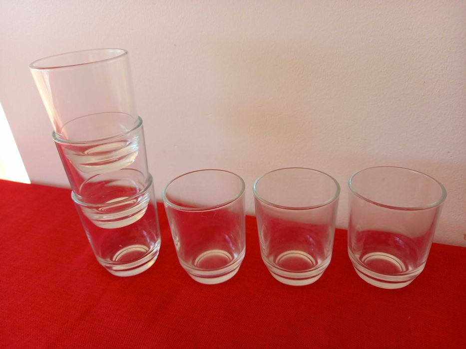 Copos pequenos em vidro
