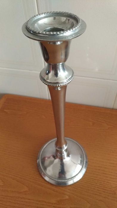 Par de castiçais prateados