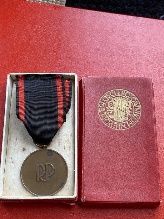 Medal Niepodległości IIRP 1937 r. komplet