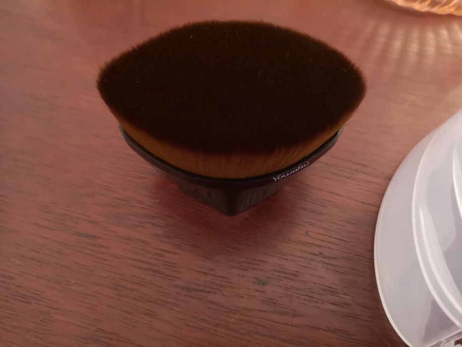 Vendo pincel hexagonal mágico para aplicar maquilhagem espectacular