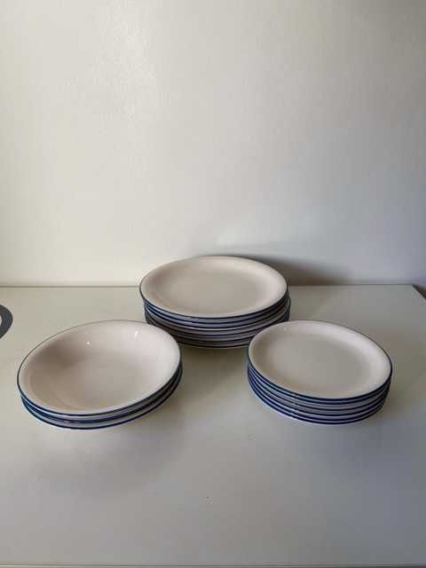 Conjunto de Pratos Lisos com borda azul KASA
