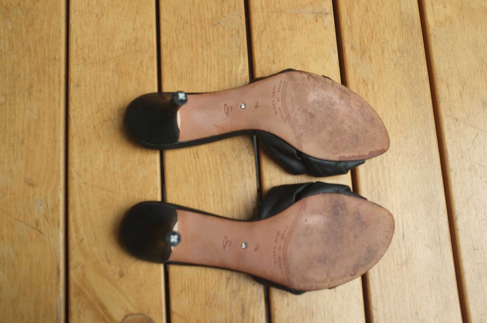 czarne skórzane luksusowe szpilki klapki sandały Corso Como szpilki 39