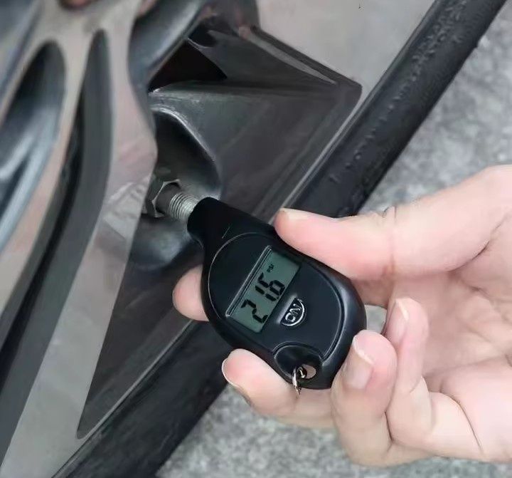 Miernik ciśnienia w oponach