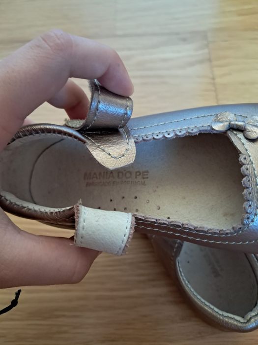 Sapato de criança em pele