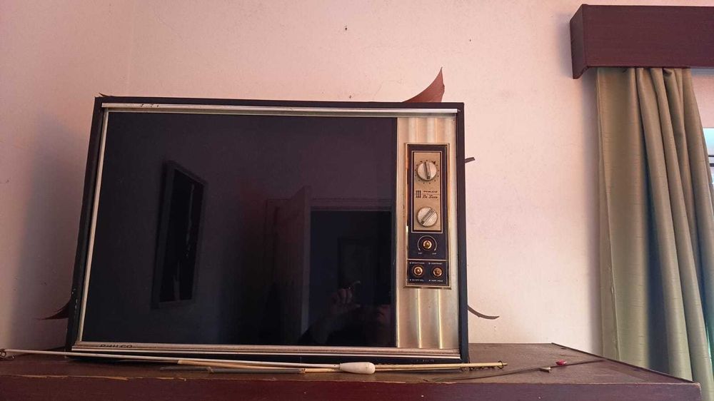 Televisor Philco de luxo  precisa de repauro do móvel exterior (peçã decorativa)