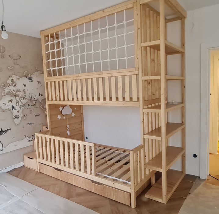 Łóżko piętrowe drewniane lakierowane z siatka i regałem