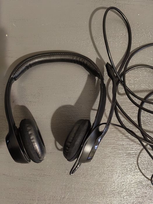 Навушники Logitech.