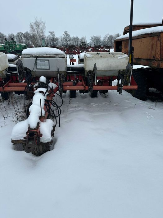 Продається сівалка пневматична Massey Ferguson 555 6