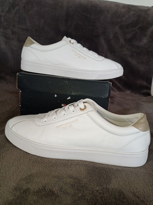Buty Tommy Hilfiger rozmiar 39 skóra skórzane sneakersy białe złote logo damskie sneakersy 25 cm wkładka j Nowe super stan piękne unikatowe