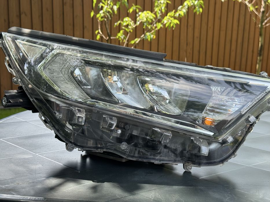 Фара Рав4 гибрид Европа 21 года