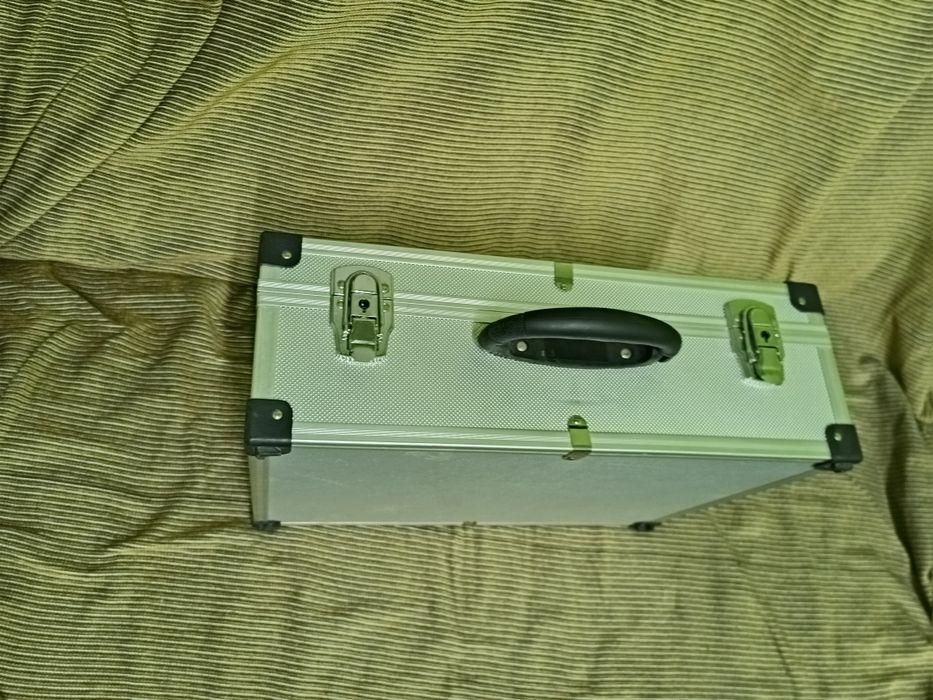 Продам чемодан великий