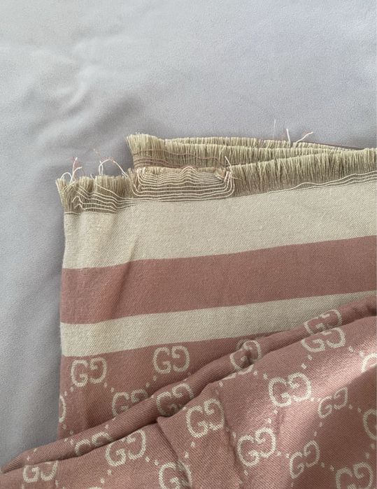 GUCCI – elegancki szal pudrowy róż & beż