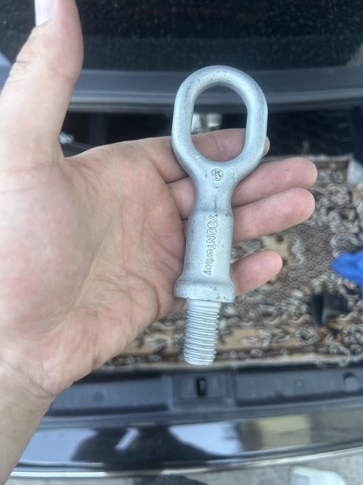 Буксировочная петля Volkswagen Touareg, Porsche Cayenne. Оригинал.