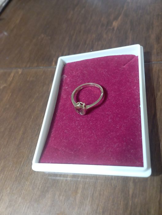 Sprzedam piękny złoty pierścionek