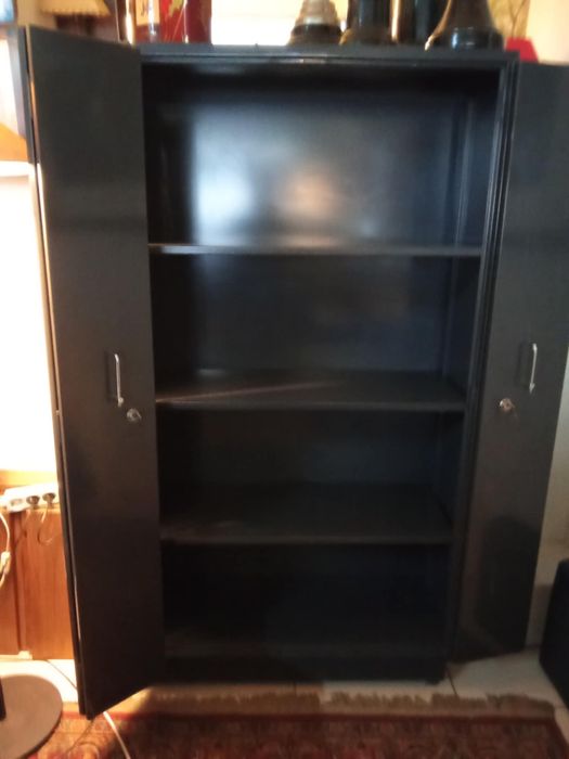 Mobiliário de escritório (duas secretárias, um arquivo, uma estante)