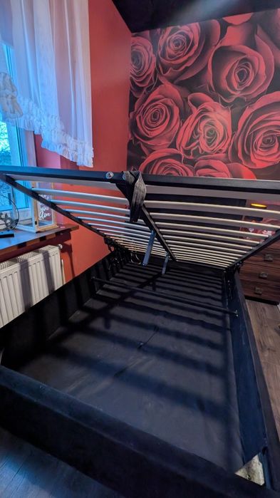 Łóżko welurowe sypialniane czarne pikowane z pojemnikiem 120x200