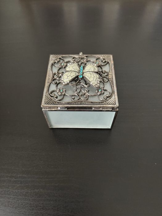 Porta-jóias vintage em vidro e metal com borboleta