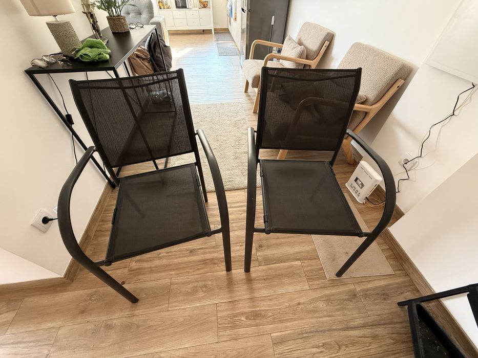 2 cadeiras com braço em aluminio, cor grafite.