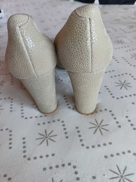 czółenka pantofle nowe Lasocki beżowe skóra 41