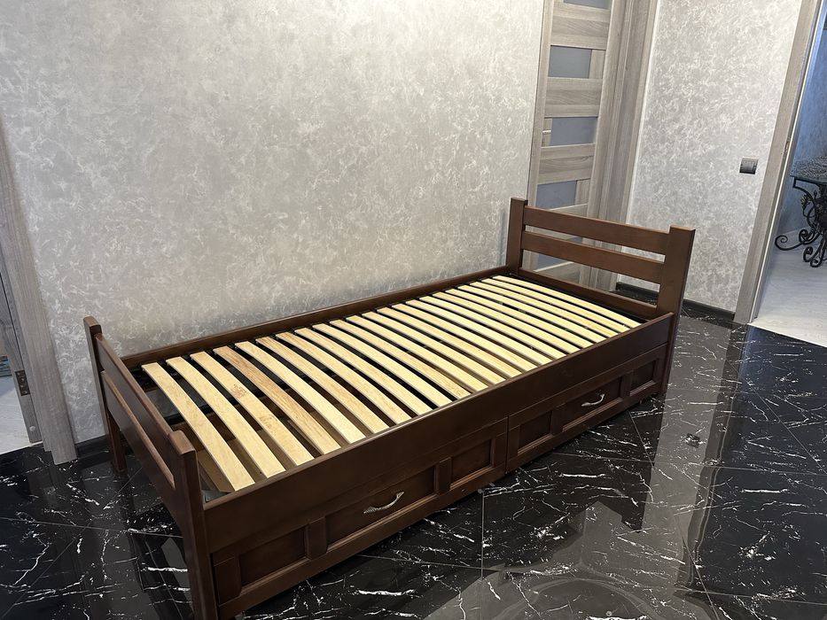 Деревʼяне ліжко розмір 2000х900. Із ламелями та матрасом.