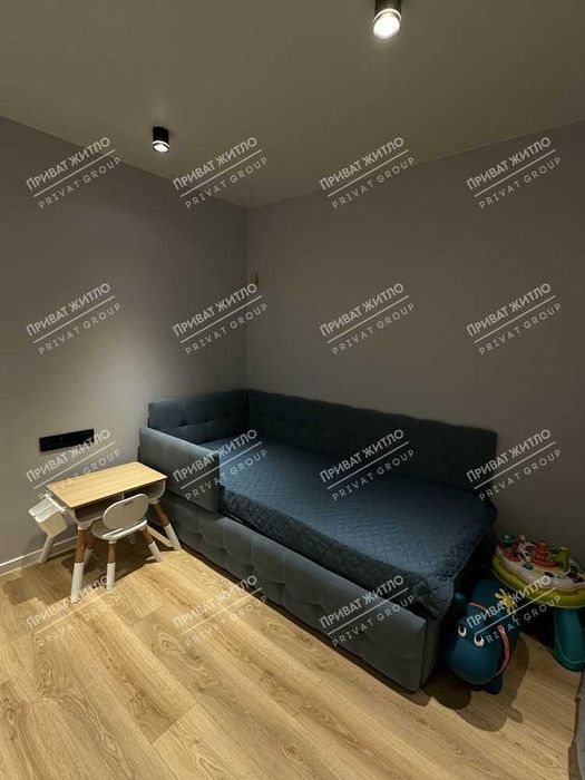 Трикімнатна квартира в сучасному будинку з дизайнерським ремонтом