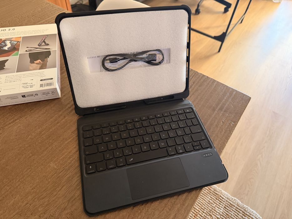 Capa + teclado PT e trackpad LAUT para iPad Pro 11 M4