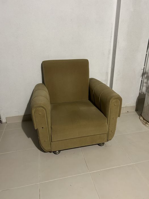 Poltrona bege com almofada