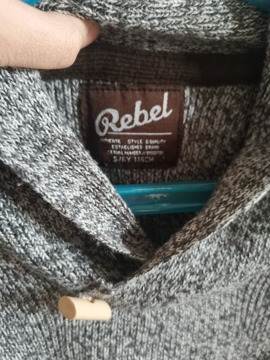 Sweter rozm. 116 chłopięcy z latami łatkami na rękawach melanż Rebel