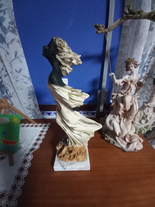 Estatuetas em marfinite