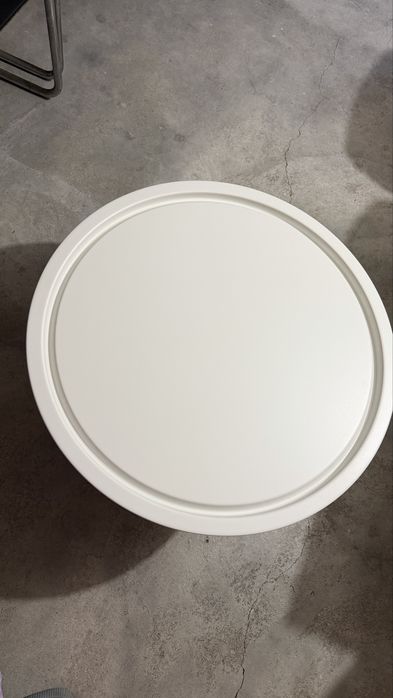 Cadeiroes de exterior e mesa com arrumacao
