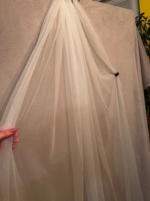 Błyszczący welon ślubny