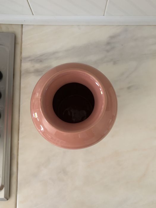 Jarra decorativa rosa em cerâmica