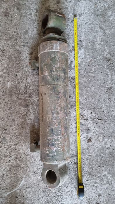 Гідравлічні циліндри різних розмірів