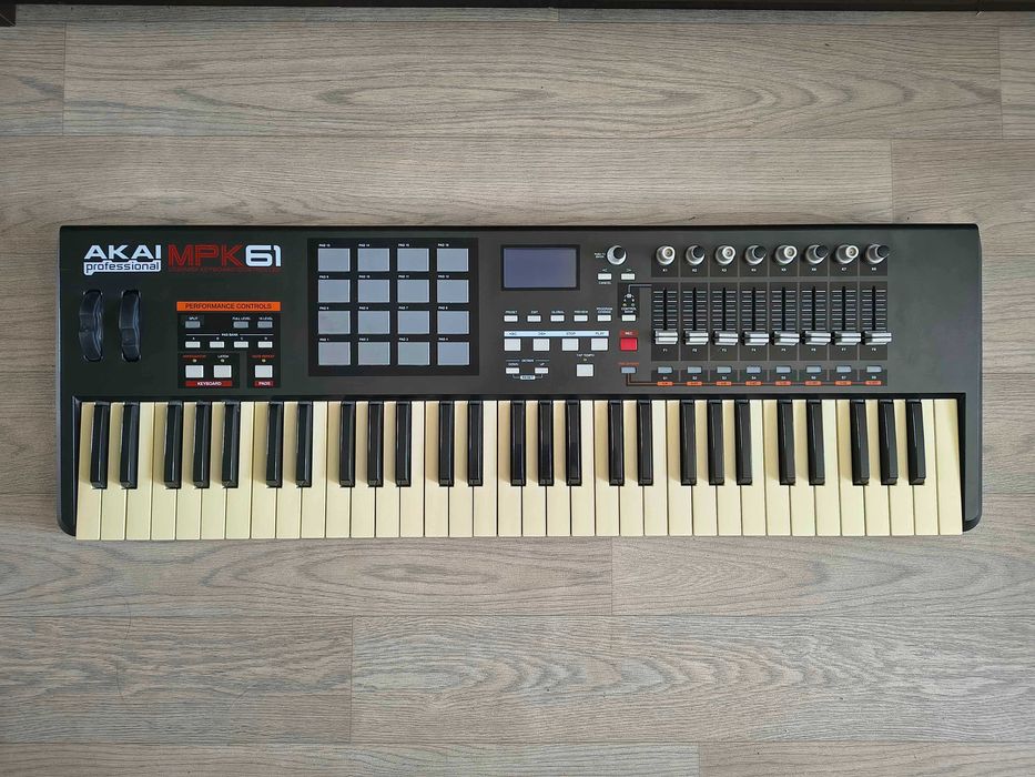 Akai Professional MPK61 - klawiatura sterująca - 61 półważonych klawiszy, 16 padów MPC