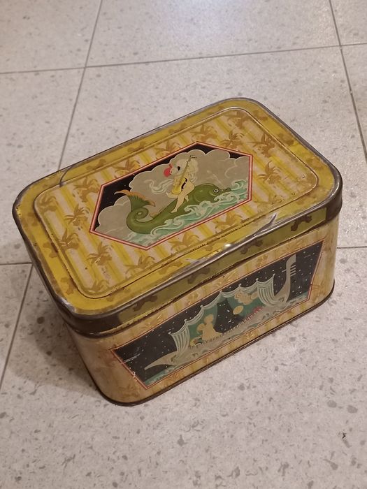 Caixa de costura antiga em metal