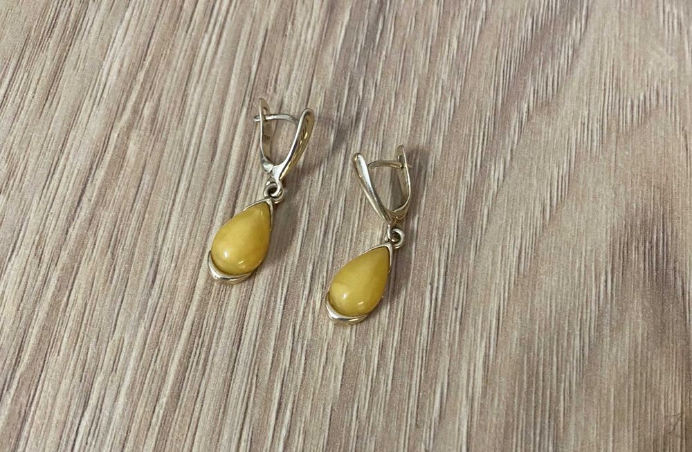 Kolczyki złote pr. 585, waga 4,48 gr. bursztyn mleczny żółty