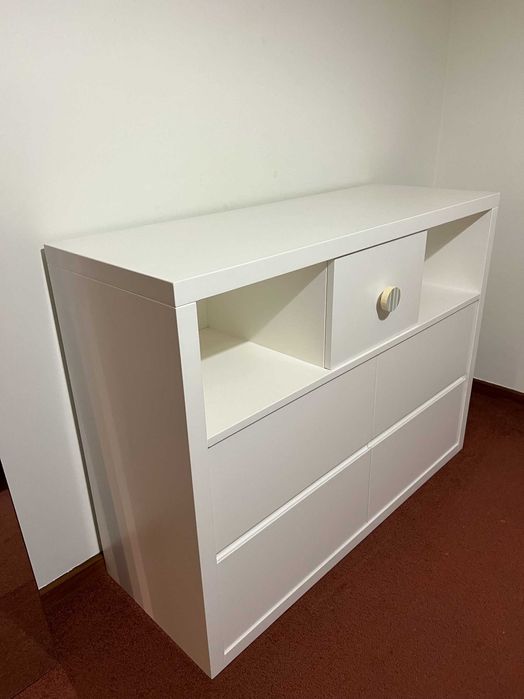 Cómoda para quarto de criança em madeira maciça lacada em branco