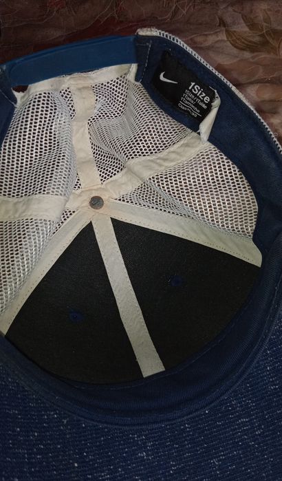 кепка Nike синьо біла з регулюванням розміру і вишитим логотипом.