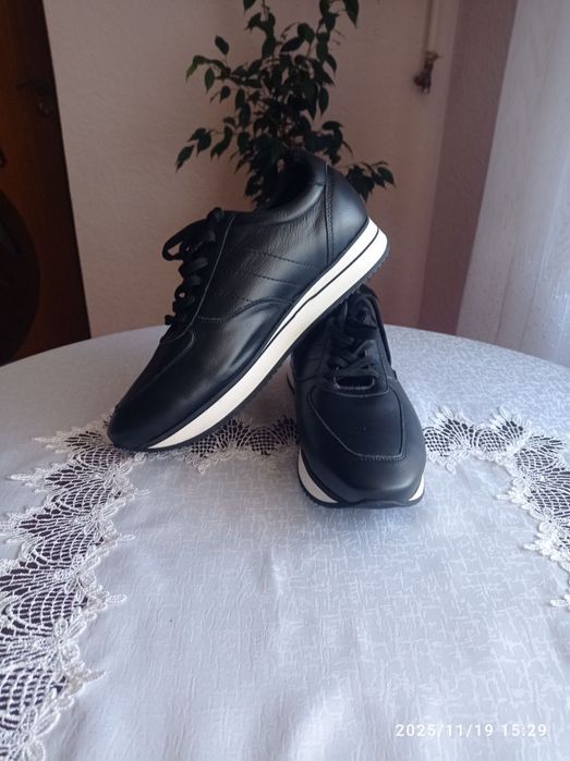 Кросівки, спортивне взуття