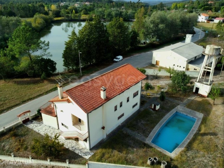Fantástica Propriedade com Piscina, Terreno e Vistas para uma Lagoa