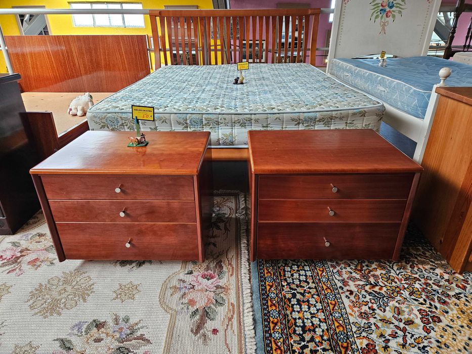 Mesas de cabeceira - Bom estado geral - Valor unitário