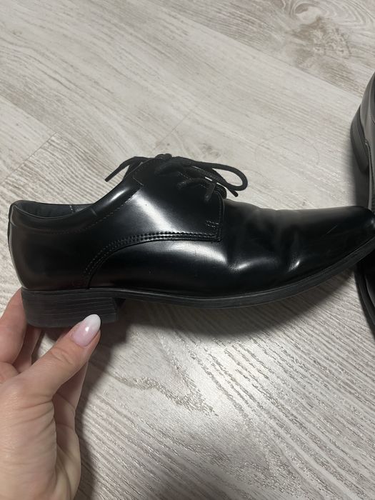 Lakierowane eleganckie buty dla chlopca