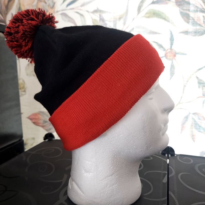Зимняя шапка  модель Macron Wales WRU Pom Pom Beanie
