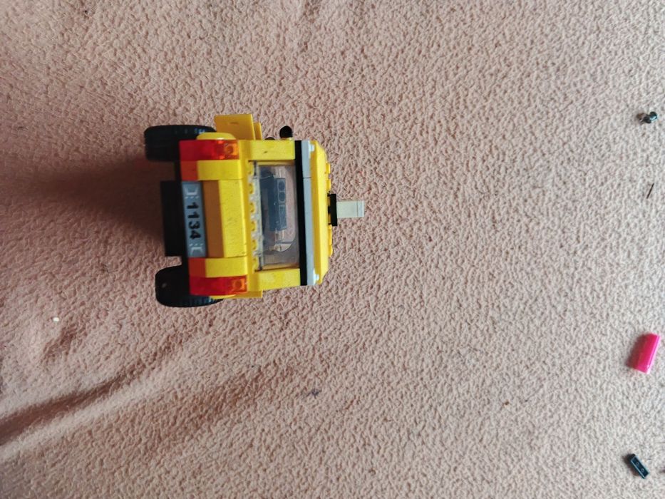 Legо таксі і машинка с деталізаціями с чоловічками