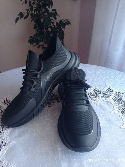 Кросівки, спортивне взуття