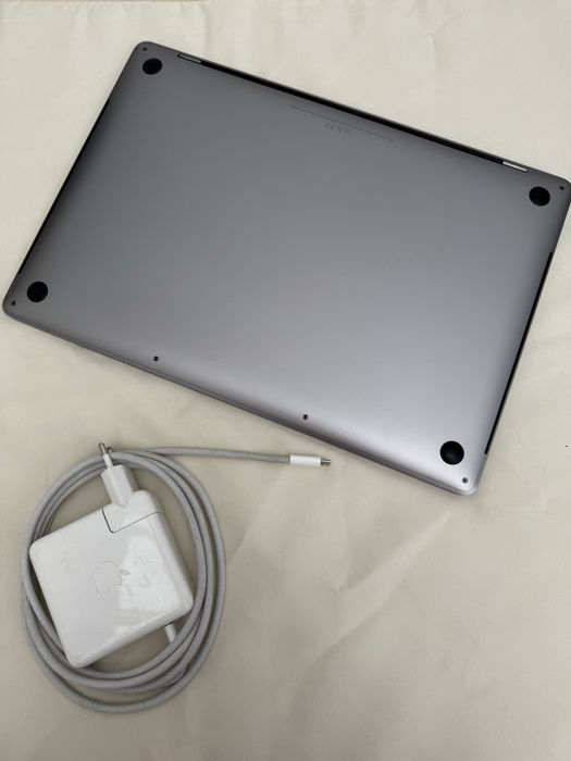 MacBook Pro 15” 2018 i7 16 GB 256 GB stan bardzo dobry!