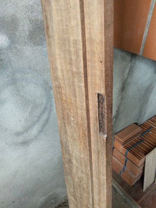 Aro de porta em mogno usado.