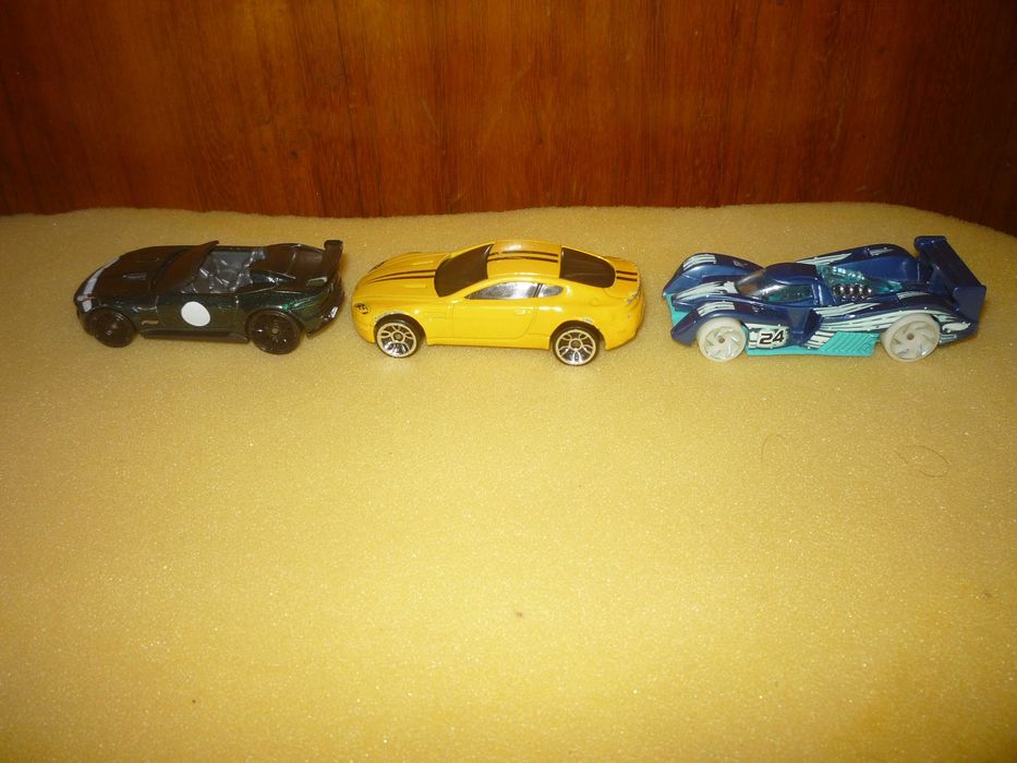 Três carrinhos "Hot Wheels": 1 euro