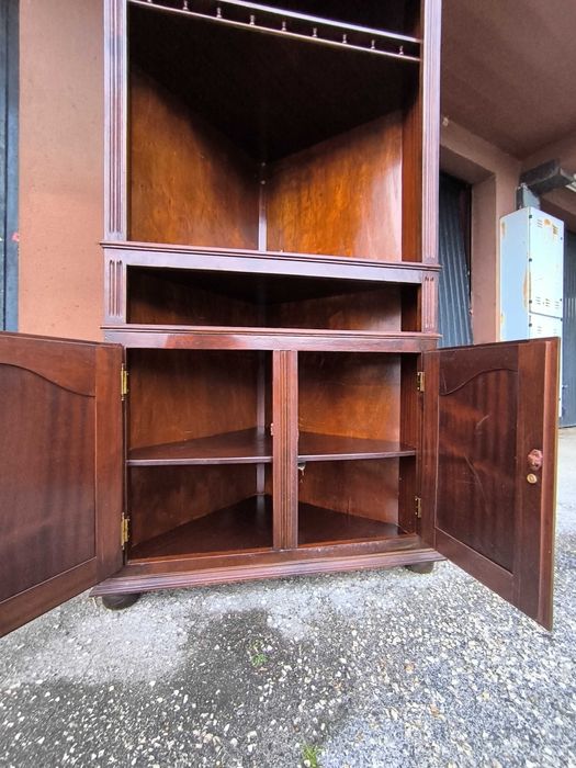 Armário de canto de madeira